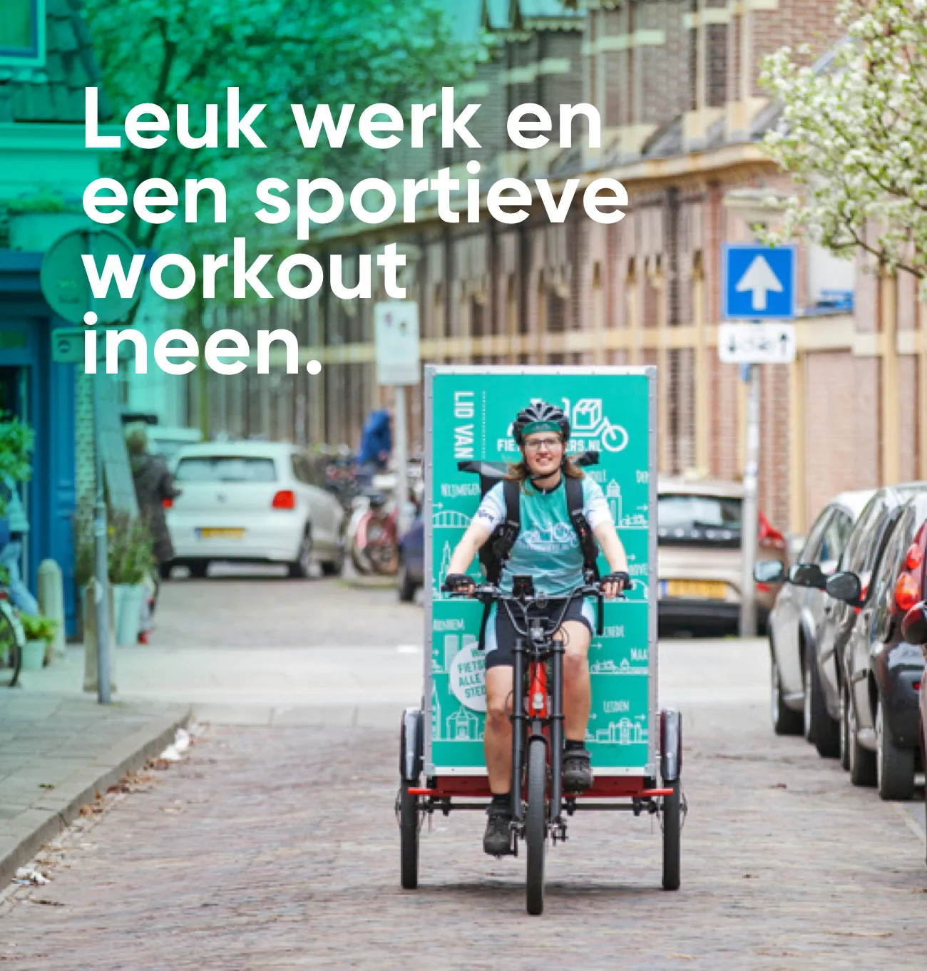 Bike courier riding a cargo bike with a cargo box down a street, with the text ‘Leuk werk en een sportieve workout ineen’ (a fun job and a sporty workout in one)
