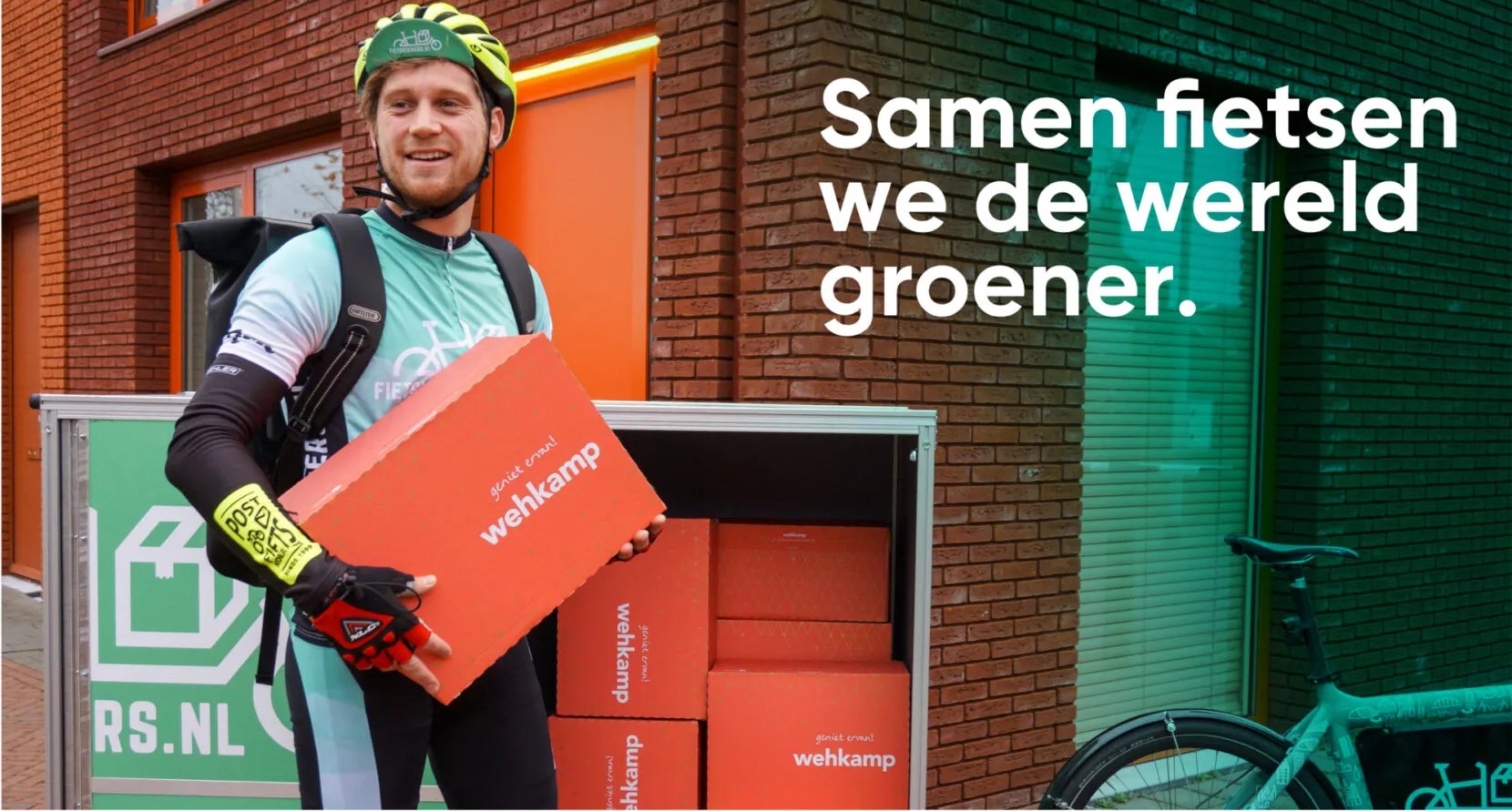 Bike courier holding a Wehkamp box at a delivery container, with the text ‘Samen fietsen we de wereld groener’ (together we cycle the world greener)