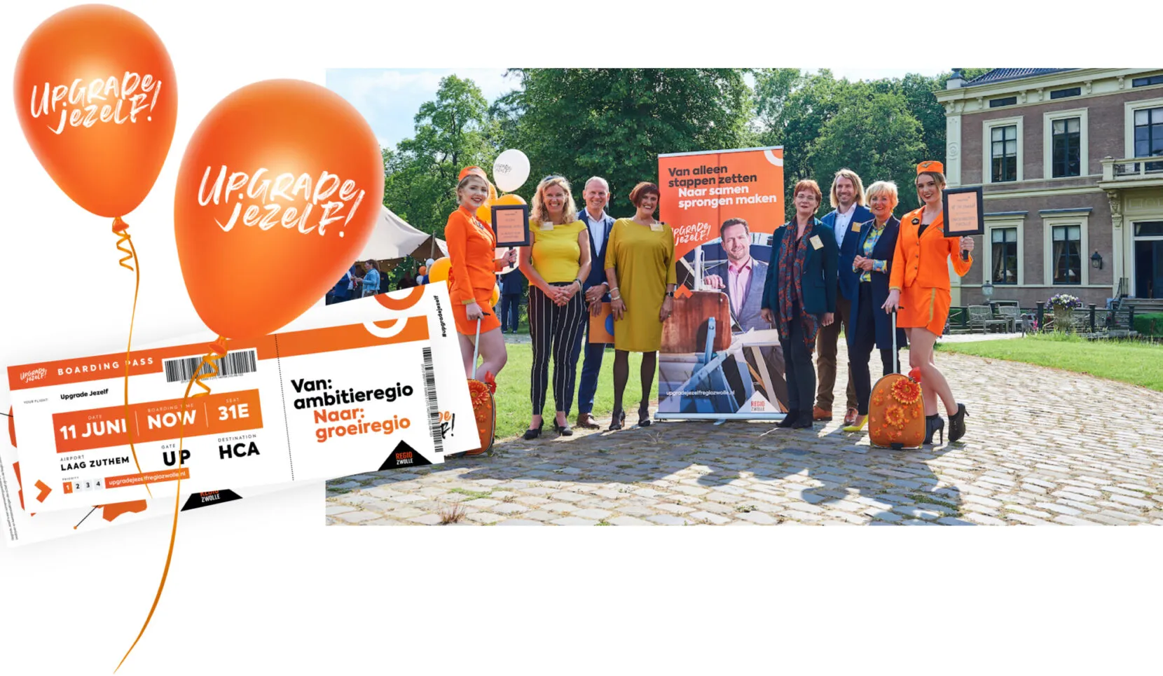 Upgrade jezelf event: a group of people next to a banner in front of a country house, with orange balloons and a boarding pass reading ‘Van: ambitieregio, Naar: groeiregio’ (from: ambition region, to: growth region)