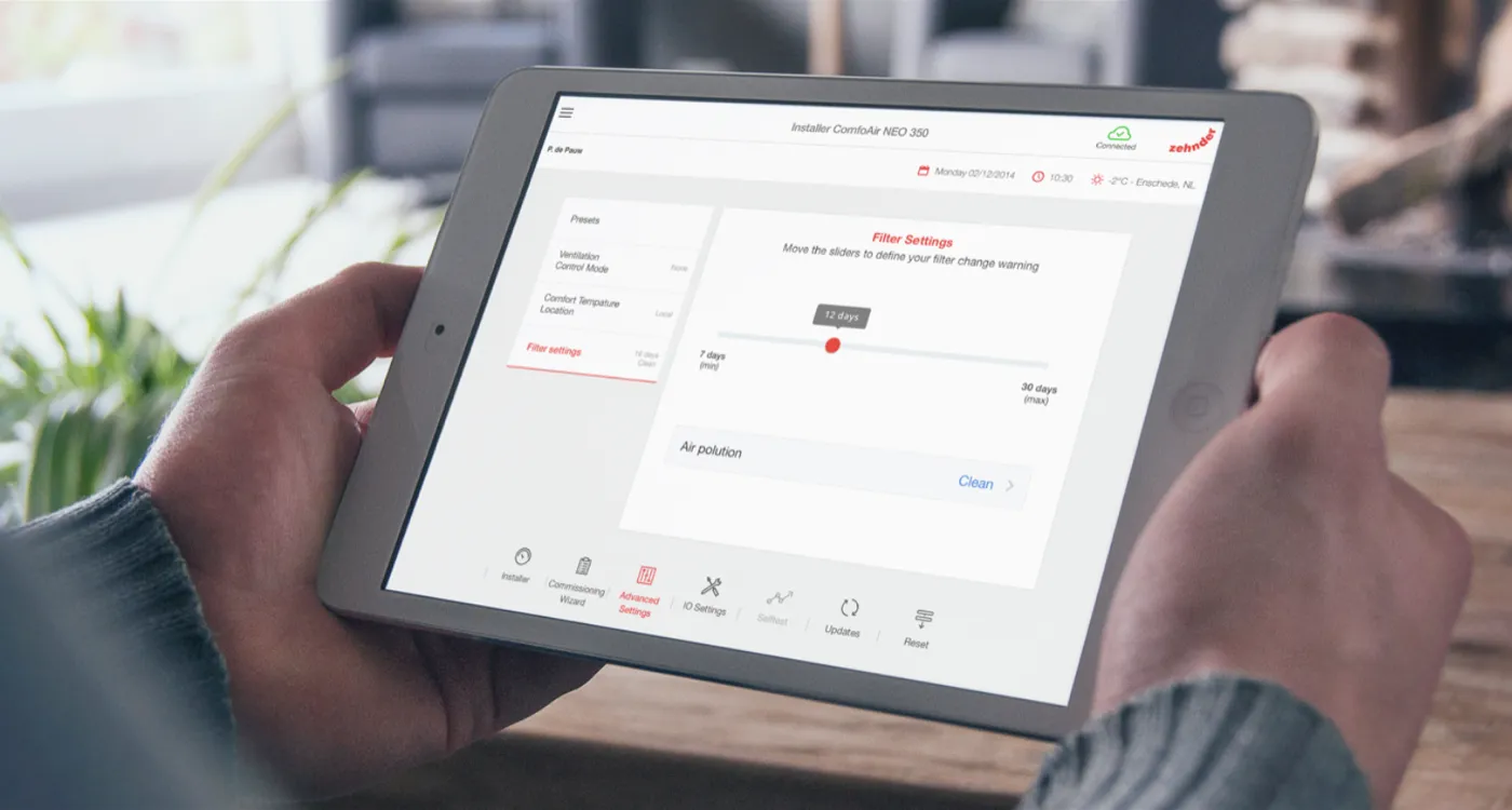 Handen met een tablet waarop de installateursapp voor de ComfoAir NEO 350 de filterinstellingen toont
